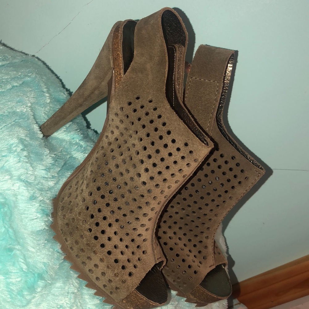 Pedro García high heels